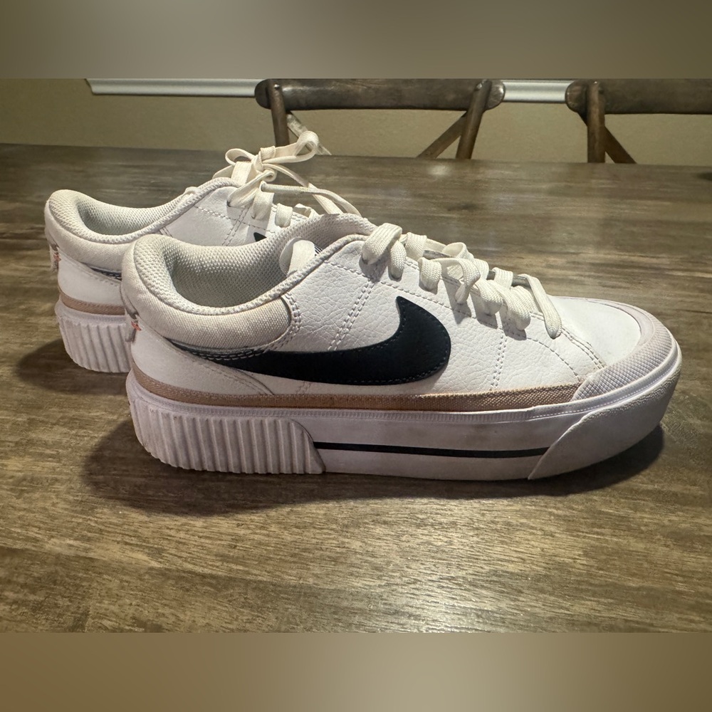 Women’s 6.5 Nike Court Legacy Lift Sneaker
